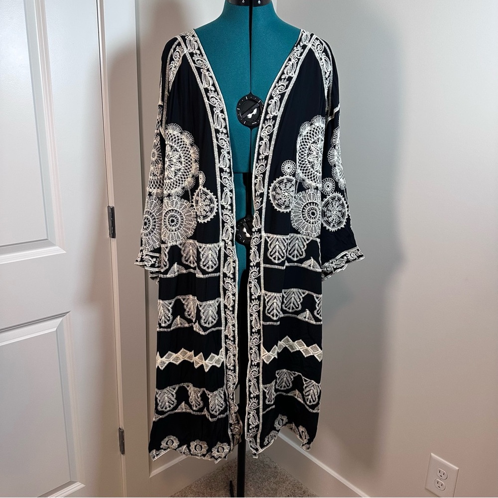 C Est. 1946 Black and White Bohemian Embroidered Open Front Kimono Size 22/24